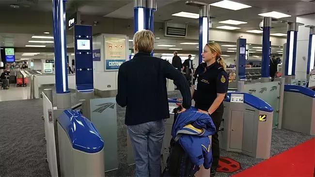 澳洲退税被罚,中国留学生被美国关小黑屋