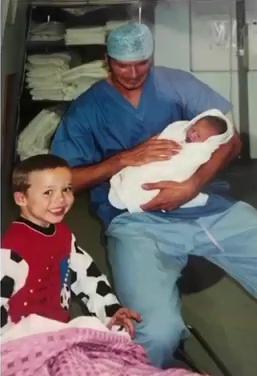 幸福快乐一家人20张照片,幸福一家人庆祝生日