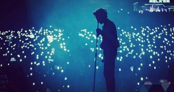 薛之谦演唱会披着黑布爬回去,薛之谦演出时掉下舞台澄清事件