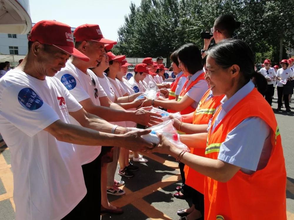 「怀柔生活」头伏到，京雁公司为环卫工人送“清凉”