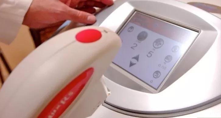 怎么能解决脚跟骨刺疼,脚跟骨刺疼痛如何缓解