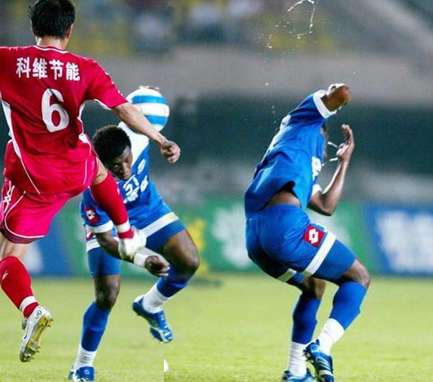 太鲁莽！苏宁铁腰飞踹杨世元面门险重演班古拉13年前悲剧