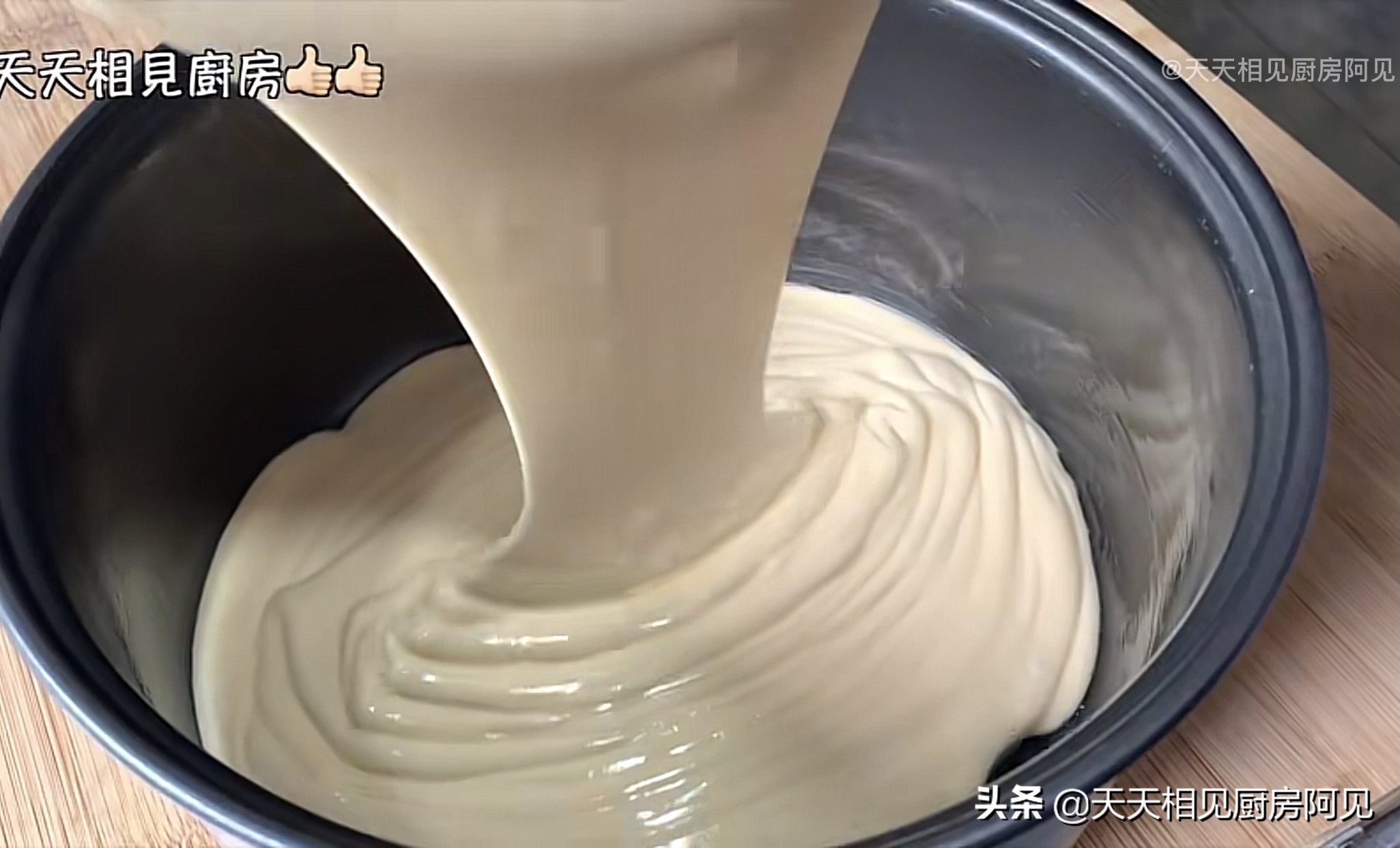 无需打蛋器用电饭煲做蛋糕,电饭煲蛋糕4个鸡蛋要几勺面粉