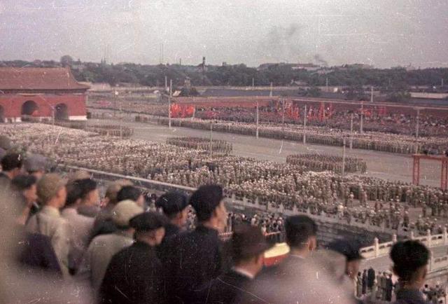 1949年开国大典，毛主席正装之下，穿着4个大窟窿的羊毛衫裤