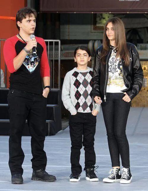 2009年，因父亲杰克逊去世遭受“非议”的帕里斯，今22岁卷土重来