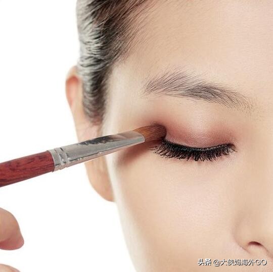 眼睛如何化妆有神,怎么化妆让眼型好看