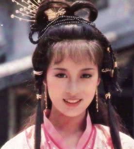 蓝洁瑛并非真的神经，而是逃避