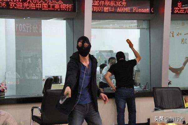 钱在银行被抢劫了银行会赔吗,在银行存钱被抢劫了怎么处理