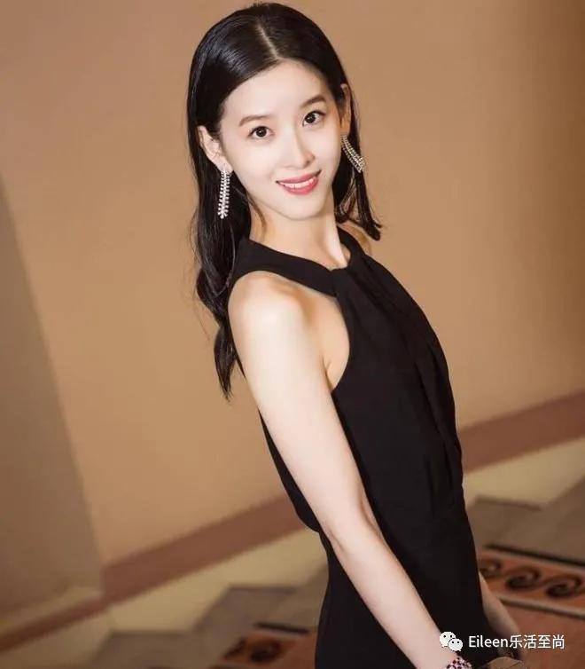 合影被裁？奶茶妹妹的千亿名媛晋级路还有多长？