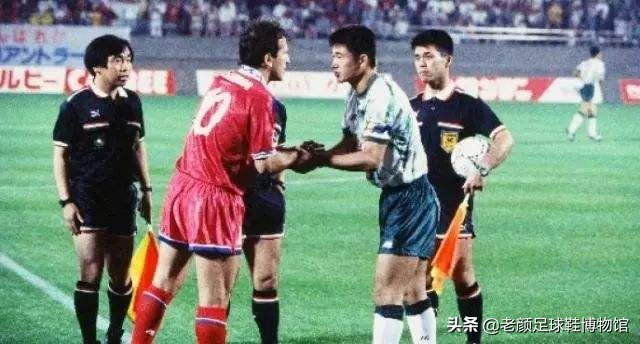 脾气最火爆的巴萨巨星，脚踩皇马球衣和裁判的脚，曾被终身禁赛