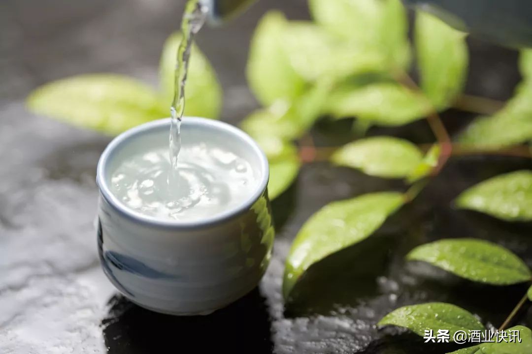 喝白酒的正确姿势,介绍白酒正确姿势