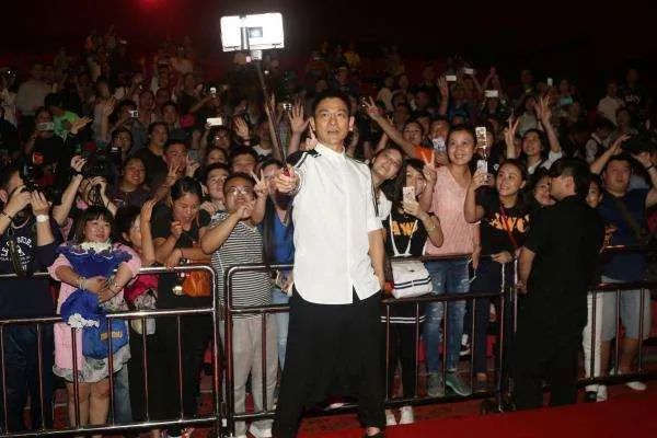 刘德华在娱乐圈是有多受人尊重,刘德华40年偶像魅力从未被超越