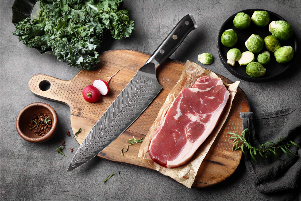 一套好的迏牌大马士革刀，每把厨刀都经历了千锤百炼才来到你面前