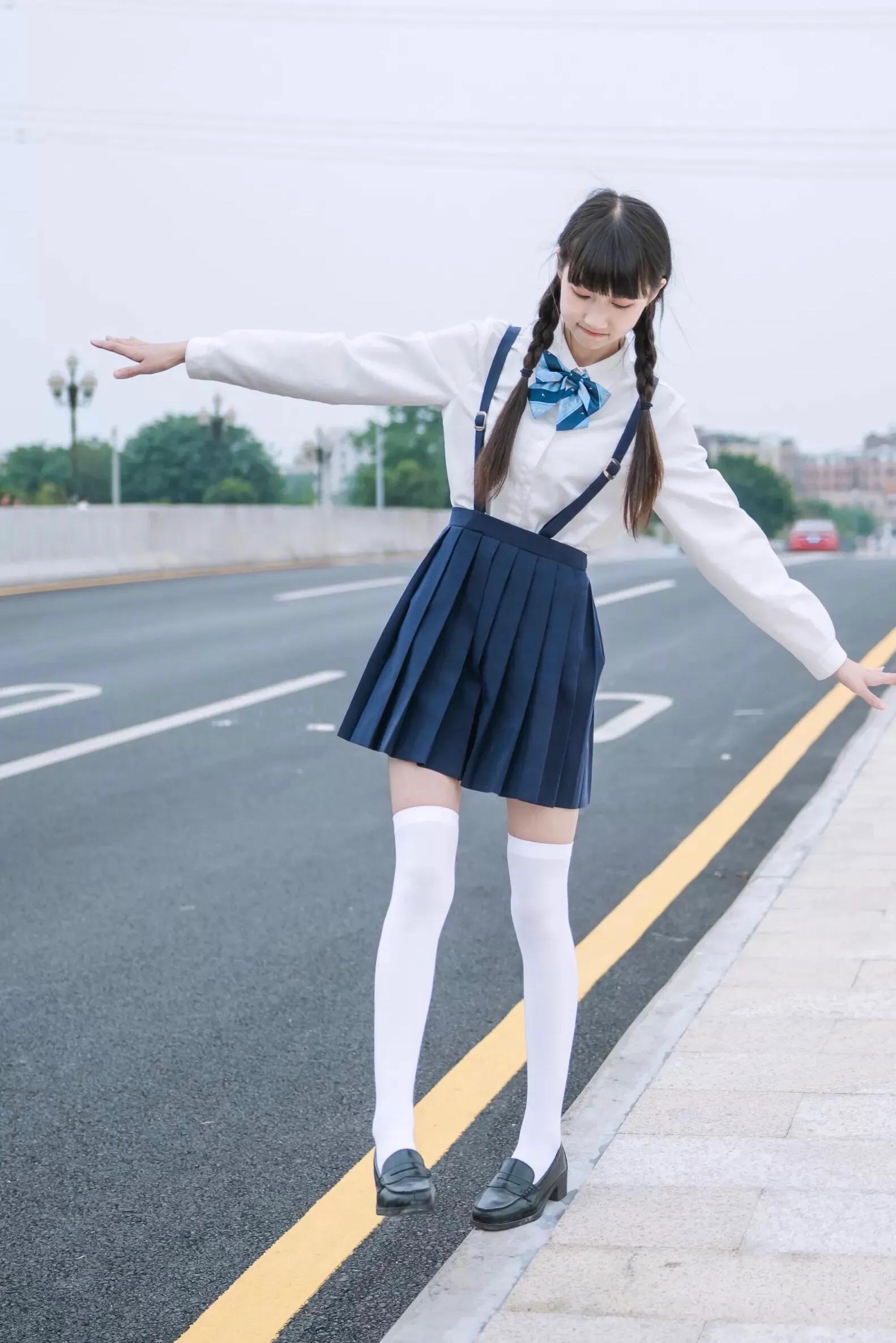 在校园穿JK制服是什么体验？回头率高么？