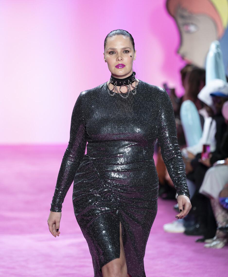 大码模特满身赘肉却不油腻,微胖大粗腿模特