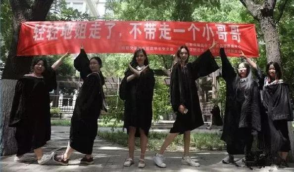 高校走心毕业季标语惹哭网友,毕业季校园里这些横幅看哭了