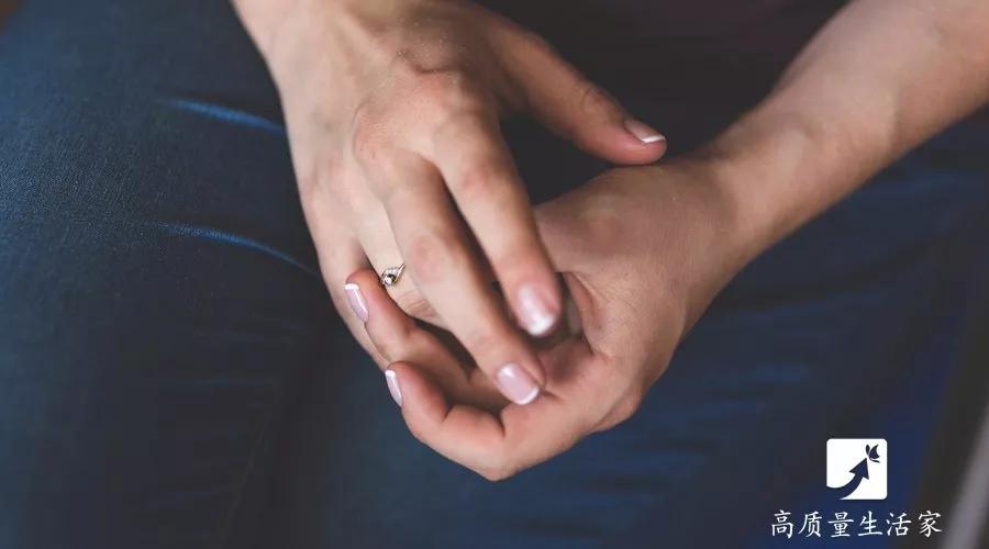 指甲半月牙少是怎么回事,指甲上月牙少是不是身体不好