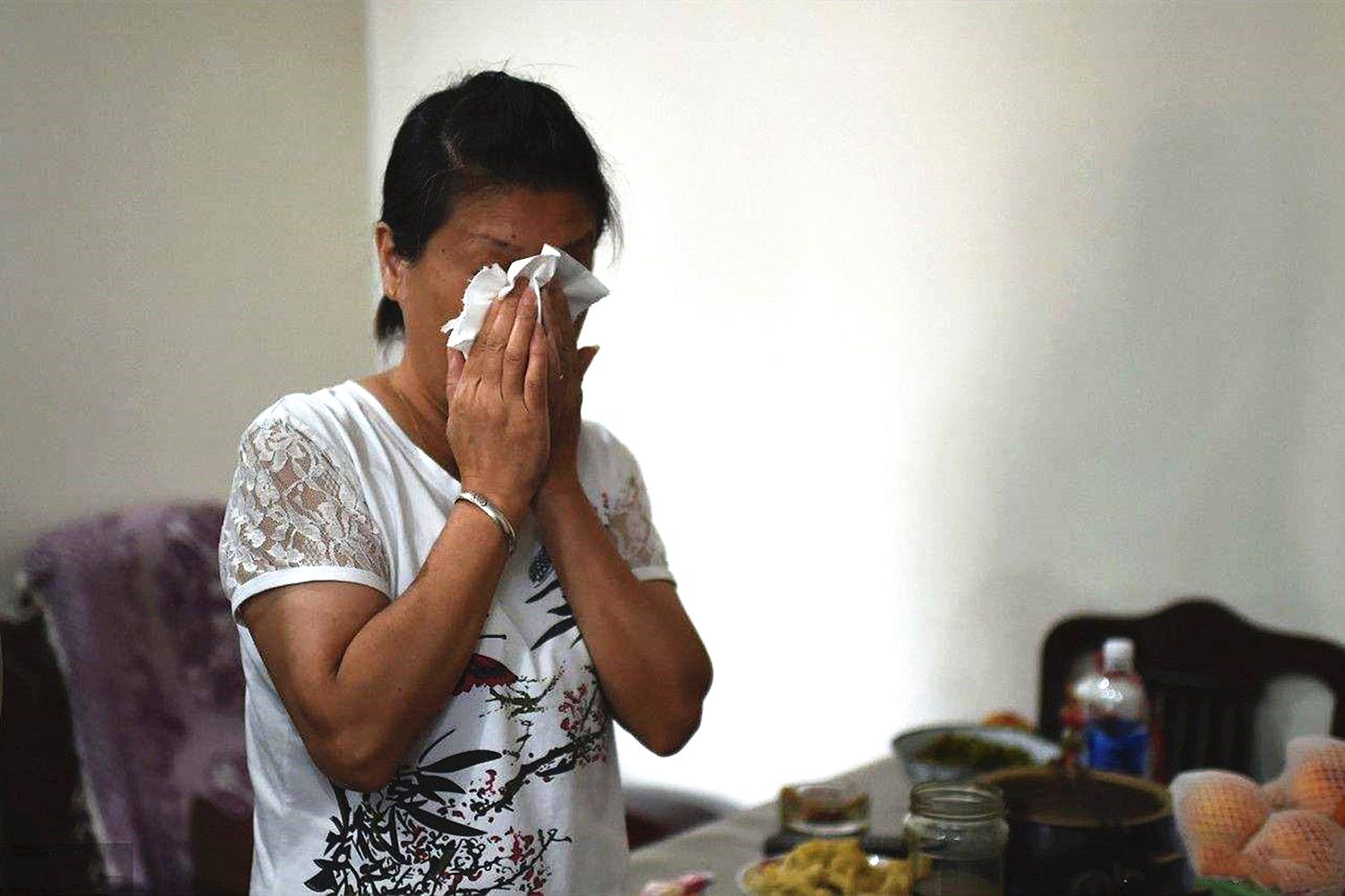 12岁女儿脖子出现“草莓吻痕”，爸爸不停逼问，孩子的话让人反思