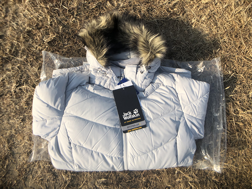 谁说暖冬羽绒服就会失宠？狼爪羽绒服评测，轻薄才是今年主打