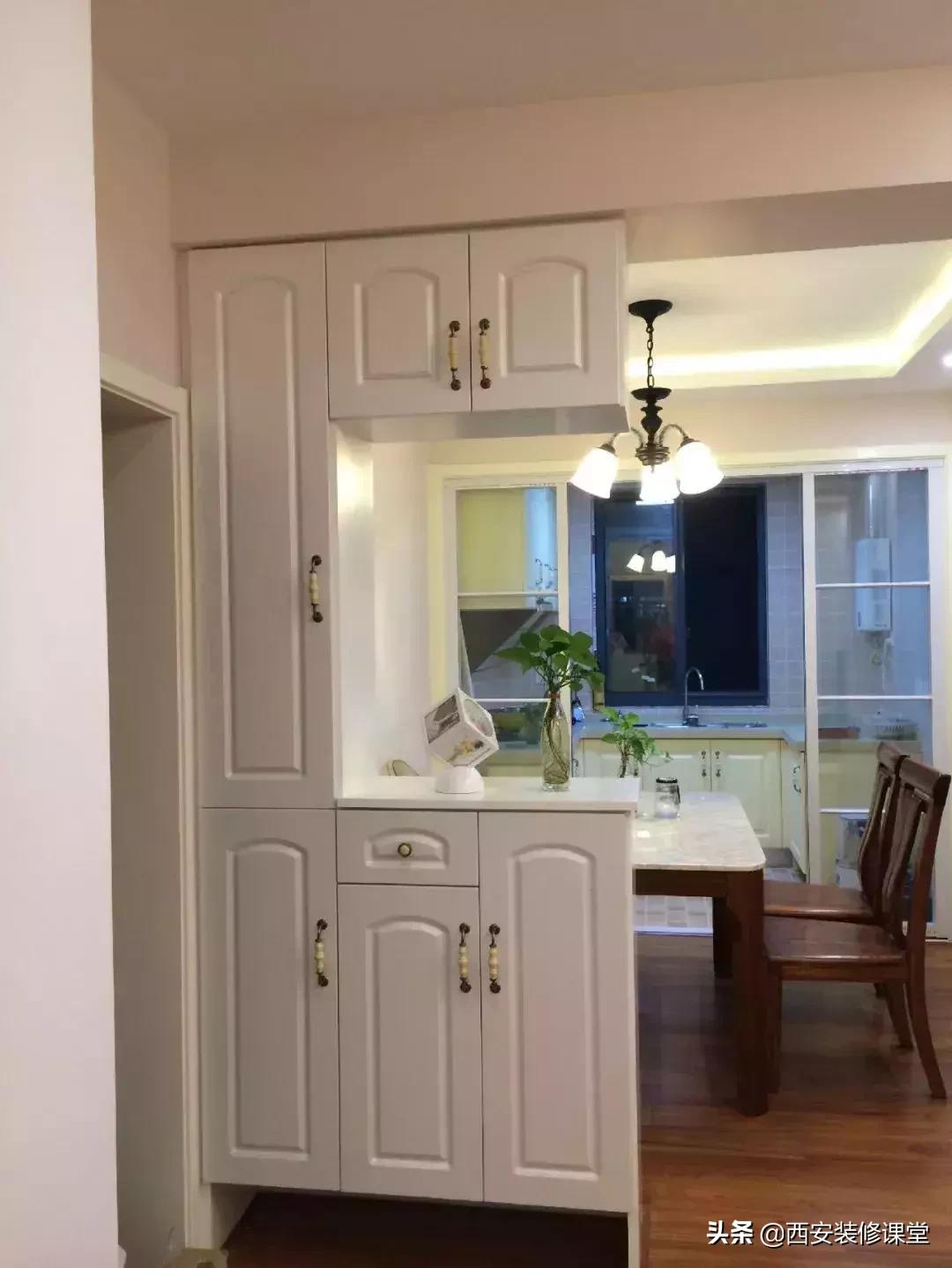 进门鞋柜设计右侧是餐厅隔断,红木鞋柜屏风隔断一体效果图