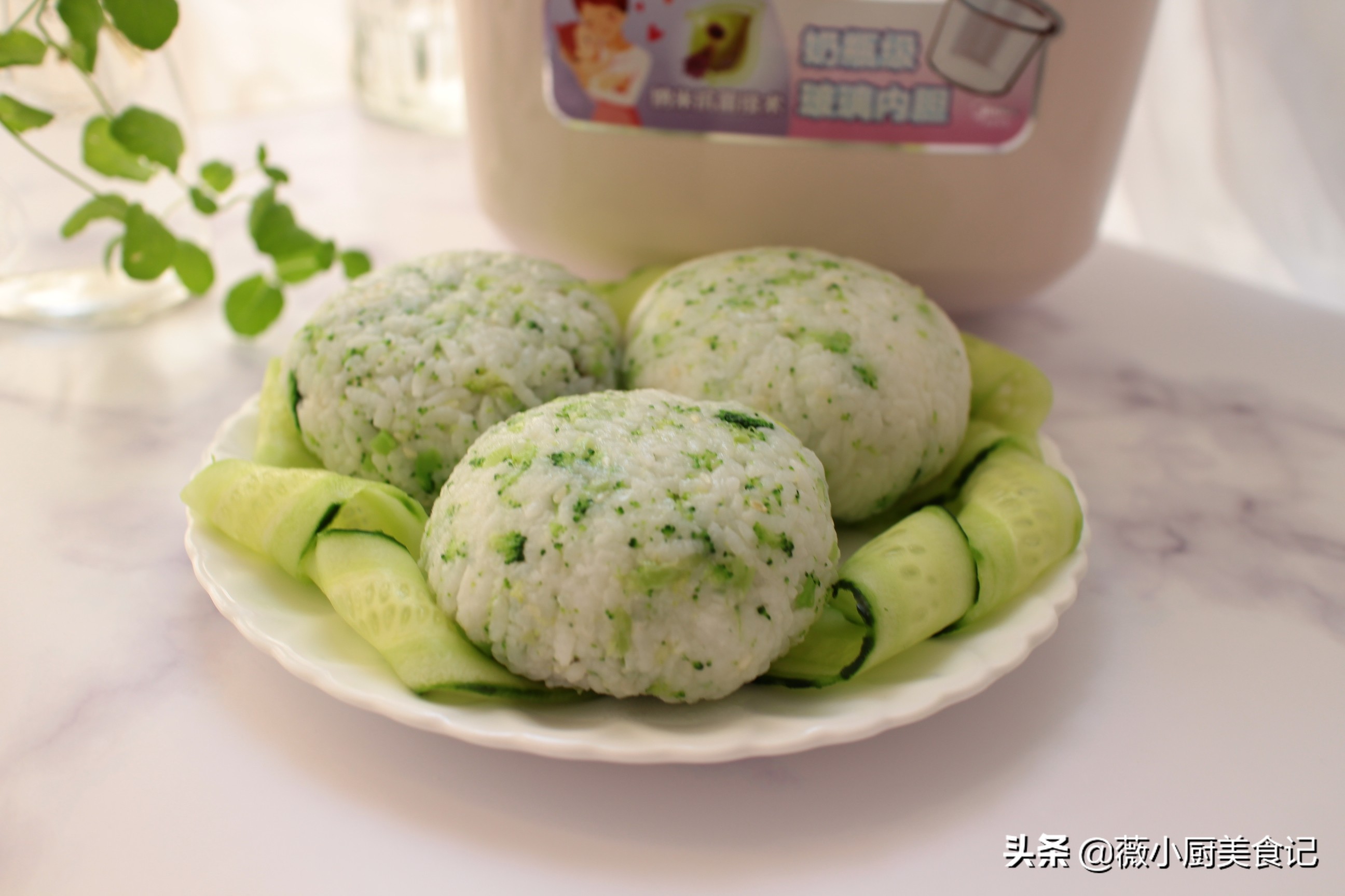 米饭换个吃法既做早餐又当零食,米饭芝士饭团