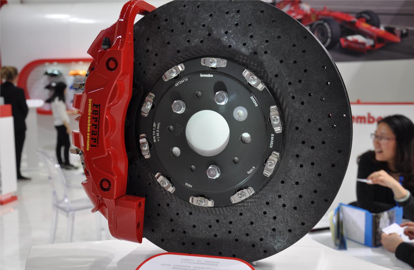 拖拉机宽轮胎和窄轮胎哪个好,宽轮胎和窄轮胎哪个贵