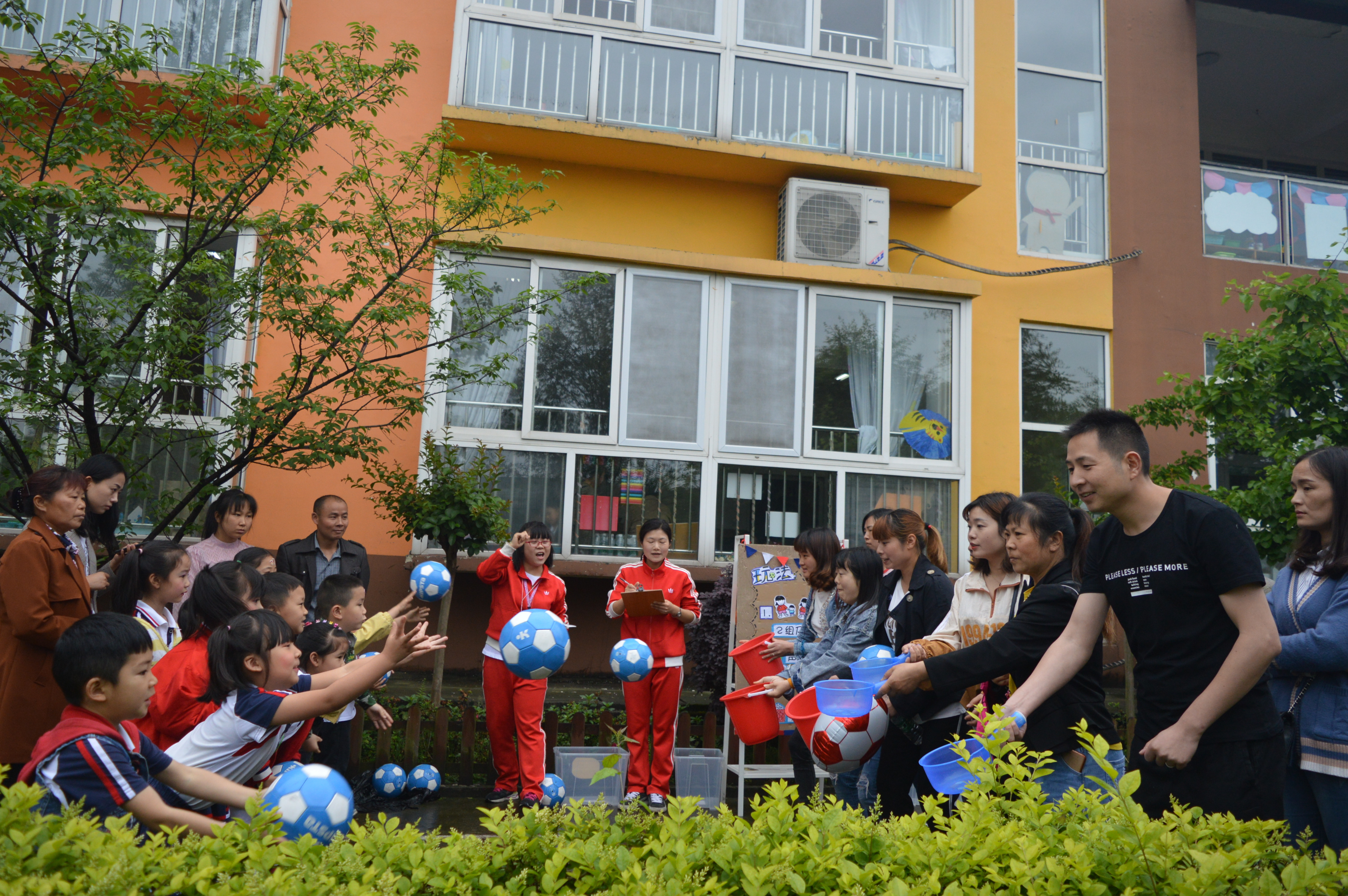 幼儿园足球嘉年华入场仪式,足球嘉年华幼儿园六一活动