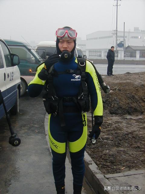 警察下水道寻找尸体,在水下找到尸体