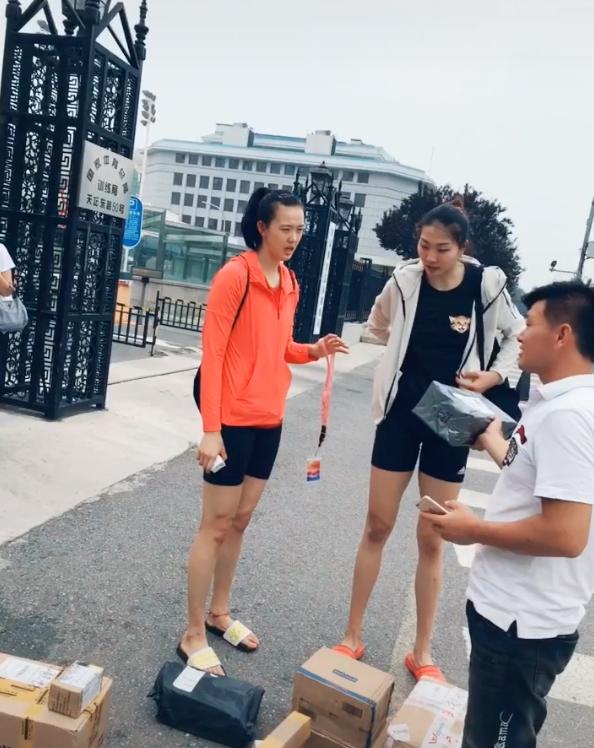 女排国手二三事：打游戏上央视，谁能想到朱婷有纹身还是睡神？
