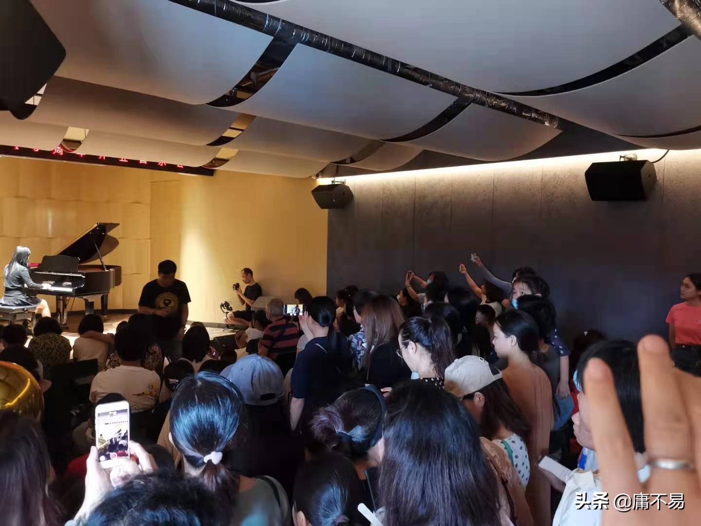 这样默默存在13年的琴行，能否让陷入焦虑的你高看一眼？