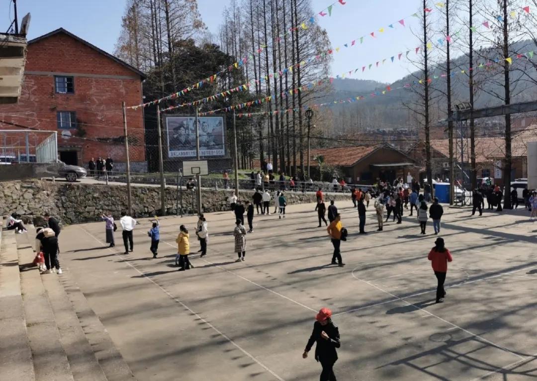 IP流量收割：北漂女孩为买手办花上万元，李焕英襄阳取景地走红