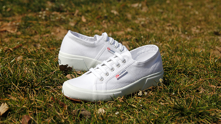 鞋男款显高帆布鞋怎么搭配,小白鞋和帆布鞋哪个显高