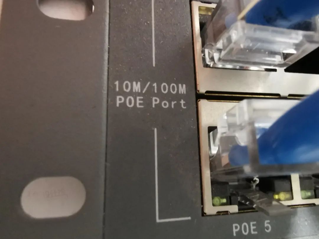 躺床上玩手机卧室灯刺眼,wifi在房间两格信号很卡