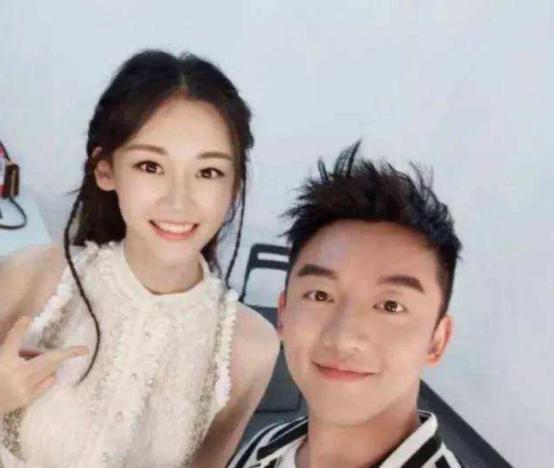 郑恺苗苗夫妻合体参加跑男,郑恺苗苗机场秀恩爱视频