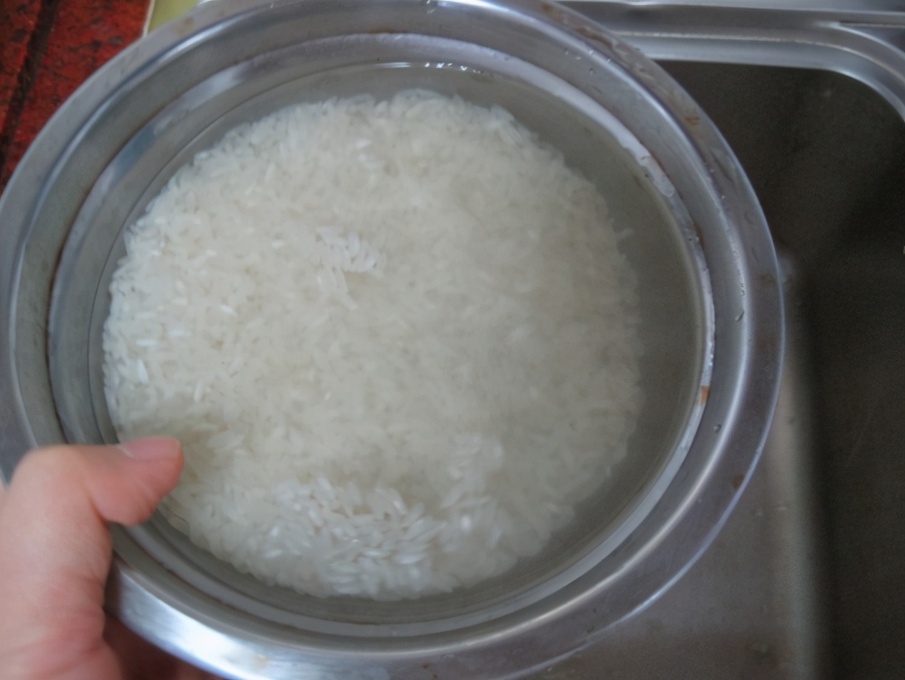 蒸米饭怎么才能不用洒水,蒸米饭不糊锅的技巧