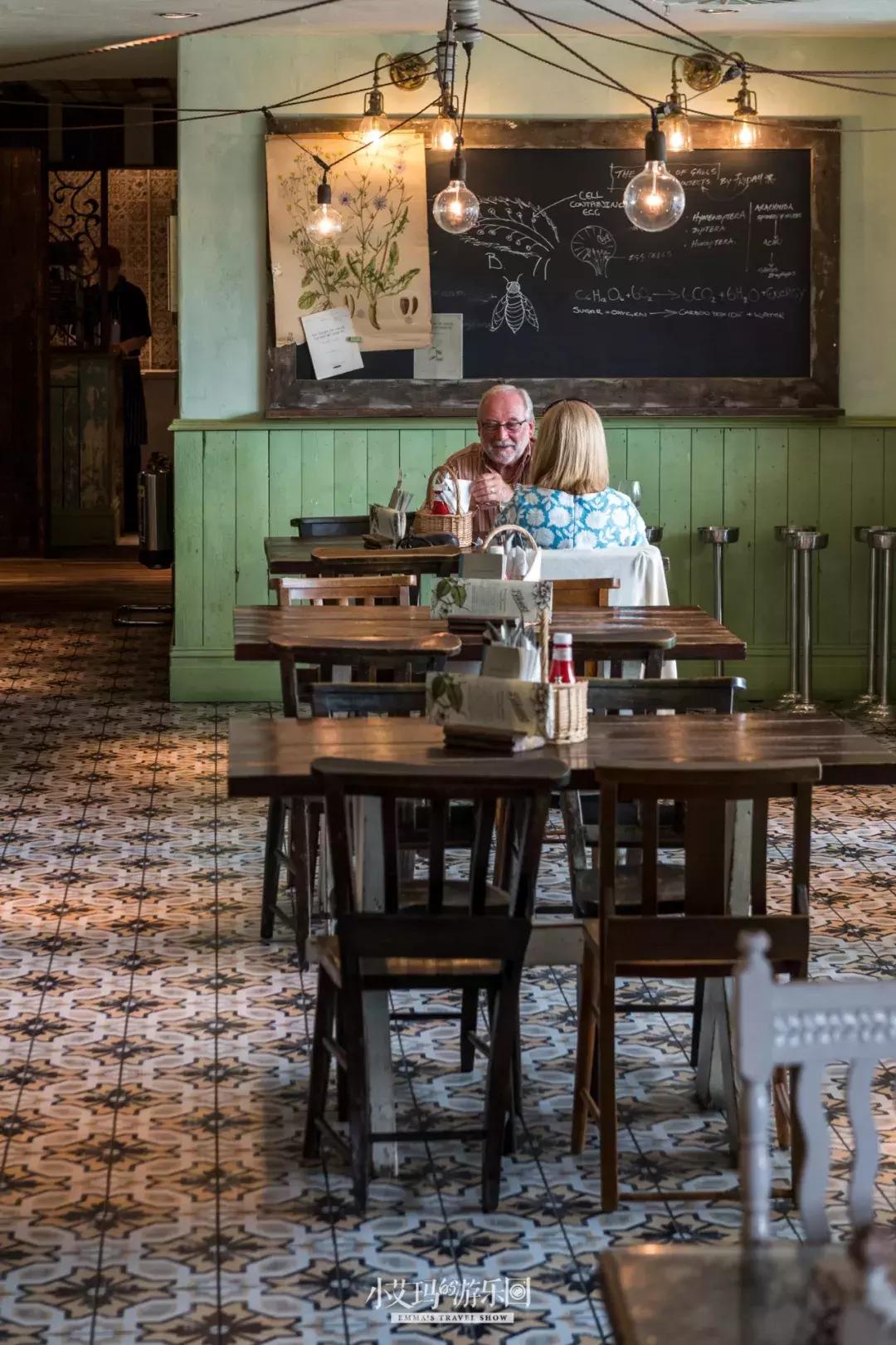 纽卡斯尔，店主为我弹奏了一把十万元的吉他