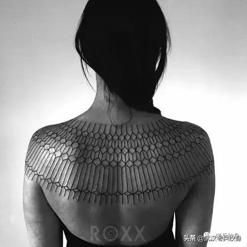 黑臂风格纹身,让人惊叹的纹身