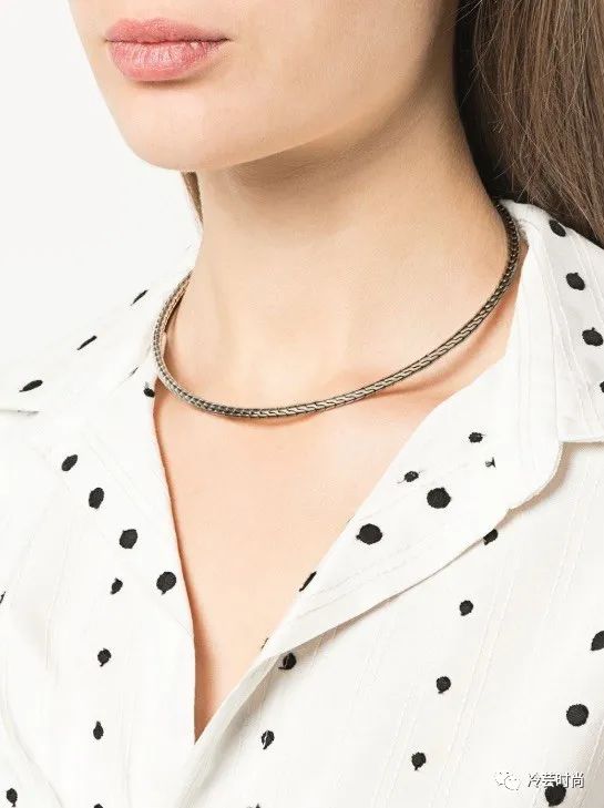 项链的活动扣佩戴方法,项链的佩戴要讲究八大搭配技巧