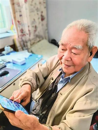 学习记账购物！九旬张爷爷成上网达人手机玩得真叫个“溜”