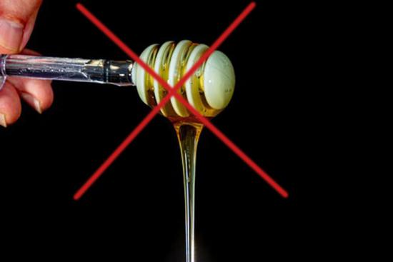 怎样鉴定蜂蜜的真假最简单的方法,如何将蜂蜜放到冰箱鉴别蜂蜜真假