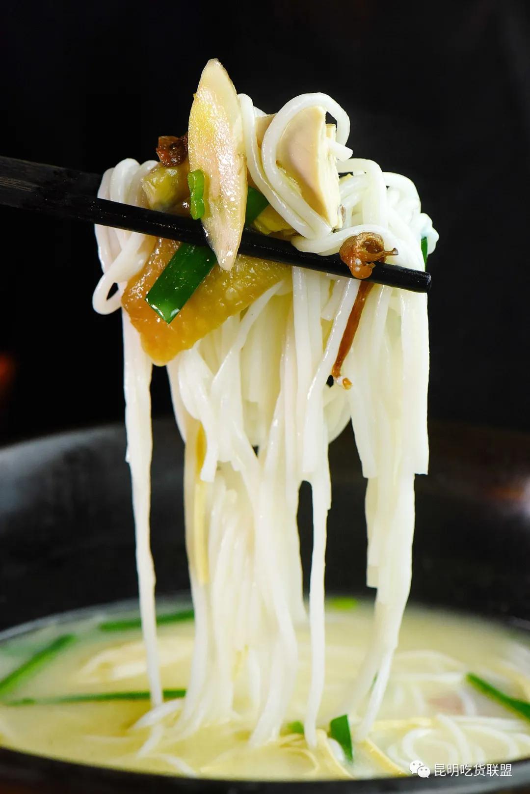 昆明老街附近哪家过桥米线好吃,昆明过桥米线百年老店哪家最正宗