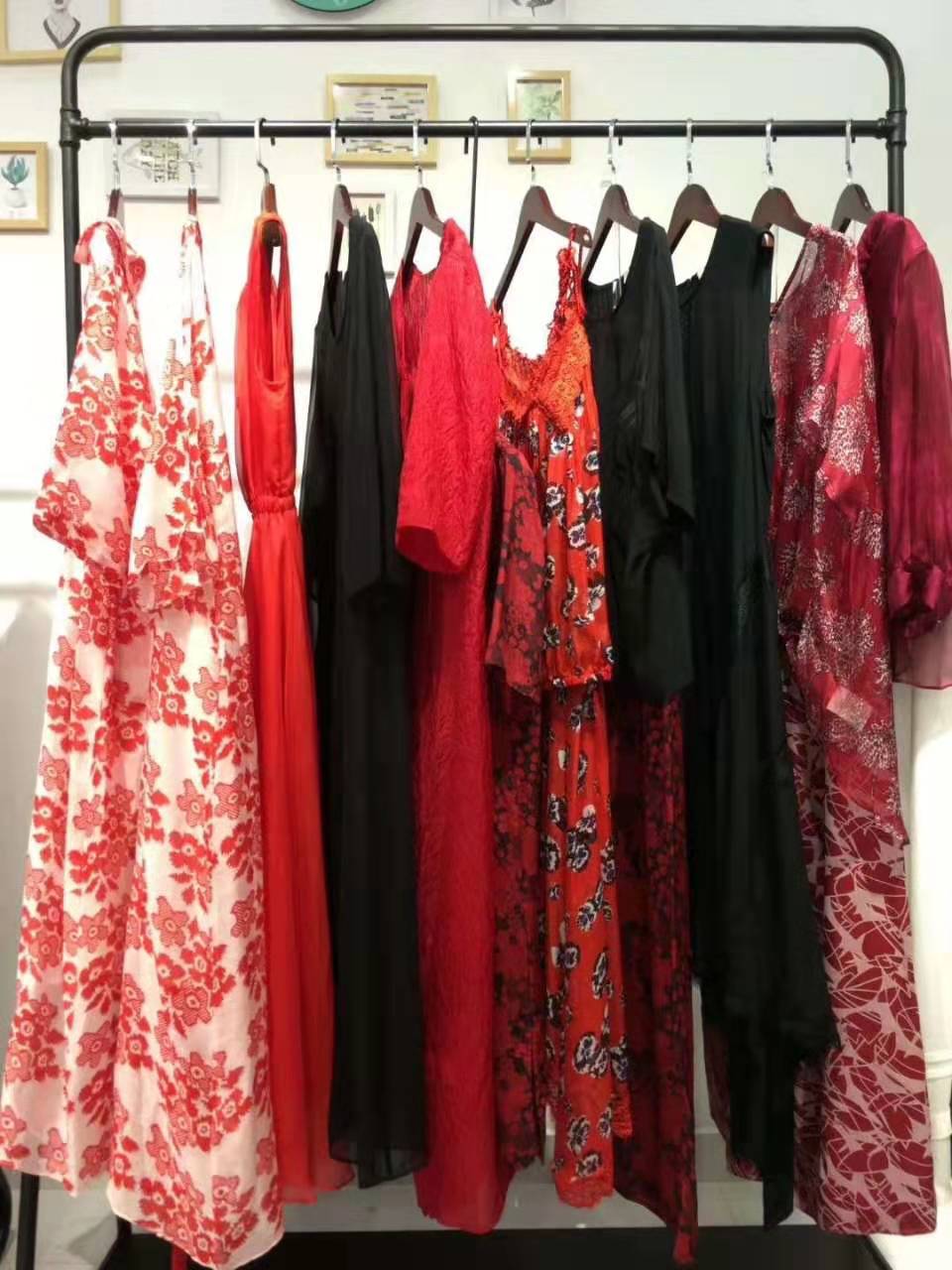 如果你想创业不妨点进来看看,现在适合开女装品牌折扣店吗