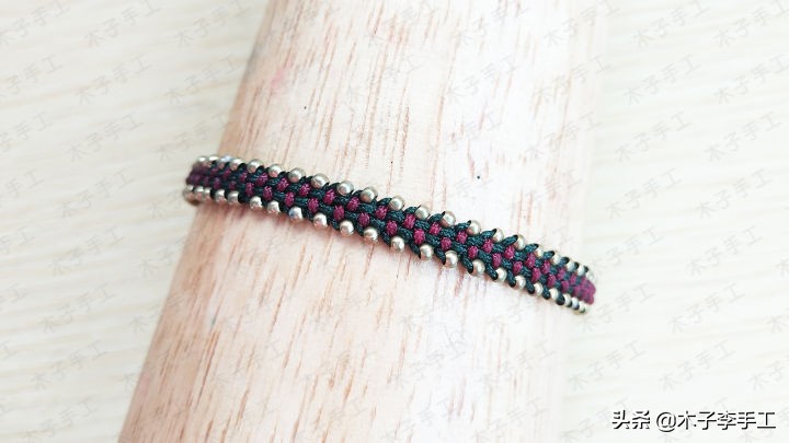 一根线串珠子手链,一个转运珠编手链的造型