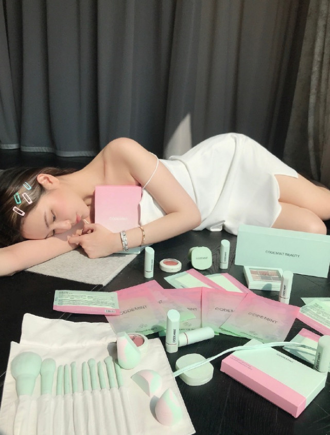 周扬青穿碎花裙摆pose秀好身材,周扬青穿露脐装照片