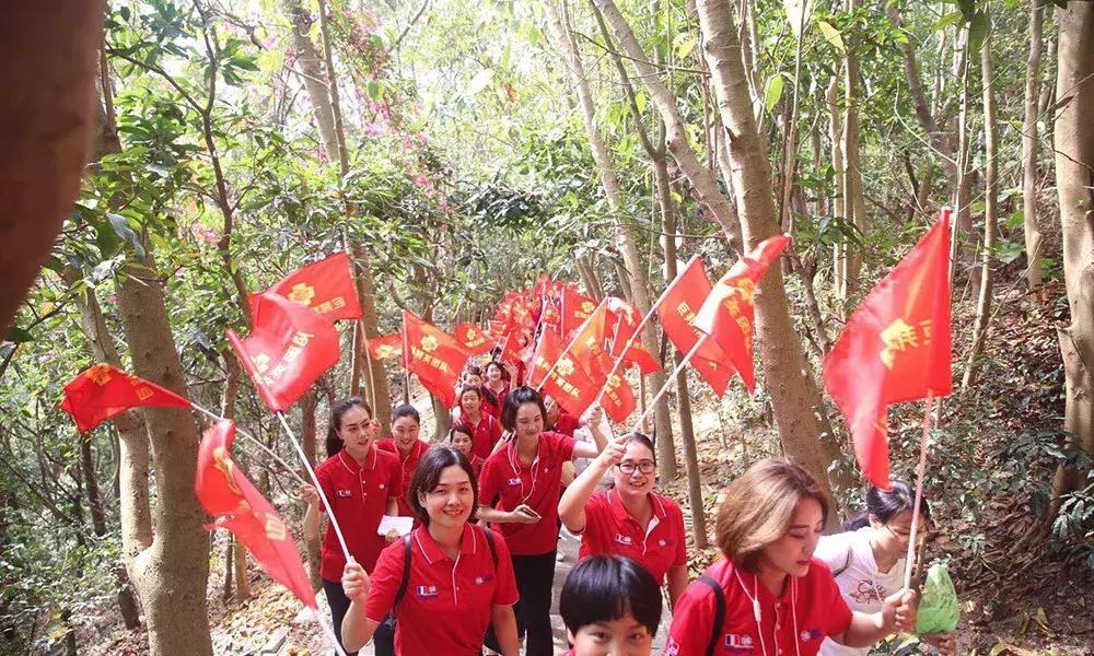 巨邦清明献花丨人间四月无心芳菲，上山看总设计师改革大步豪迈
