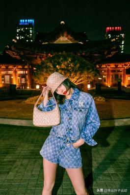 泫雅代言MLB 春夏MONOGRAM系列，也太好看了吧