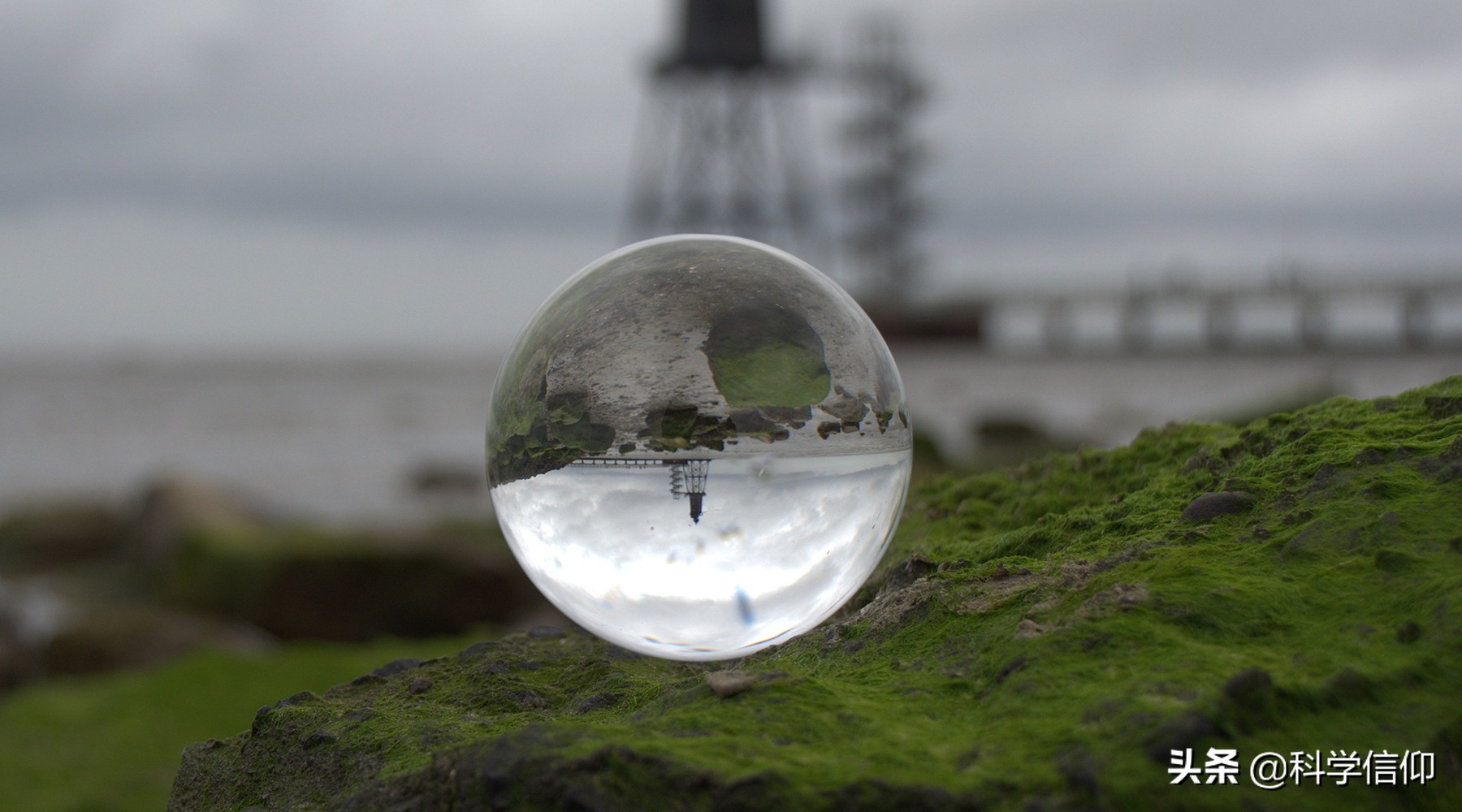 一个绝对圆的球放在平面上,绝对圆的球体放在一个平面上