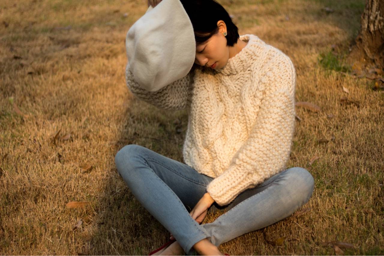 年轻女士的棒针圆肩提花毛衣款式,特粗棒针羊毛渔夫毛衣