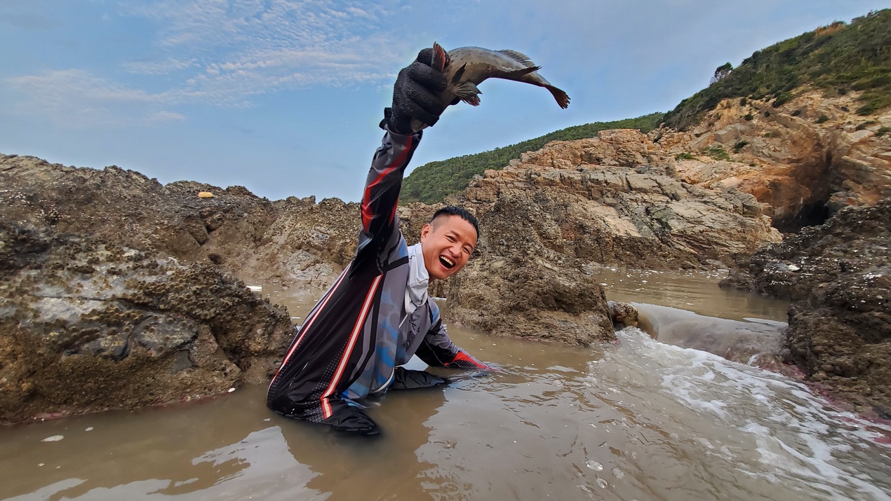 福建小伙抽干几百个水坑，带300万网友体验海边“开盲盒”