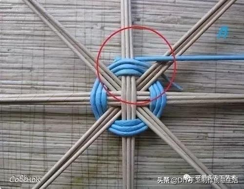 旧报纸变废为宝手工编织收纳筐,旧报纸制作简易的收纳筐